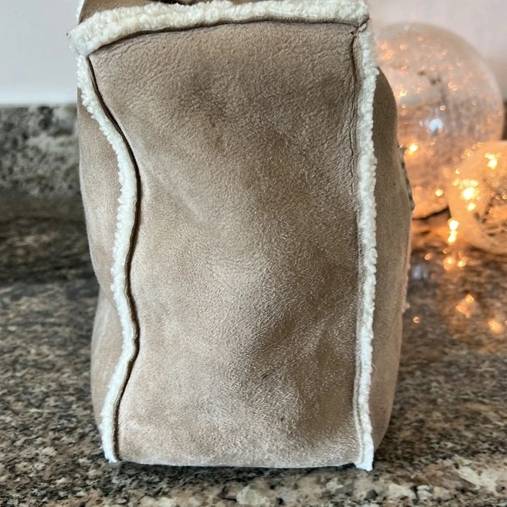 Chanel Vintage Shearling CC Hobo - Picture 4 of 11